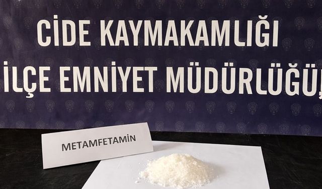 Cide-İnebolu yolunda ekipler 200 gram met ele geçirdi