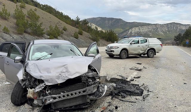 İki araç çarpıştı, eski belediye başkanı yaralandı