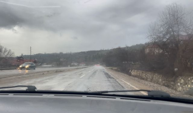 Kastamonu’da sağanak etkili oldu, sürücüler zorlandı