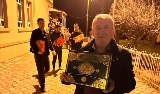 Kastamonulu iş insanı, Kadir Gecesi’nde onlarca Kur'an dağıttı