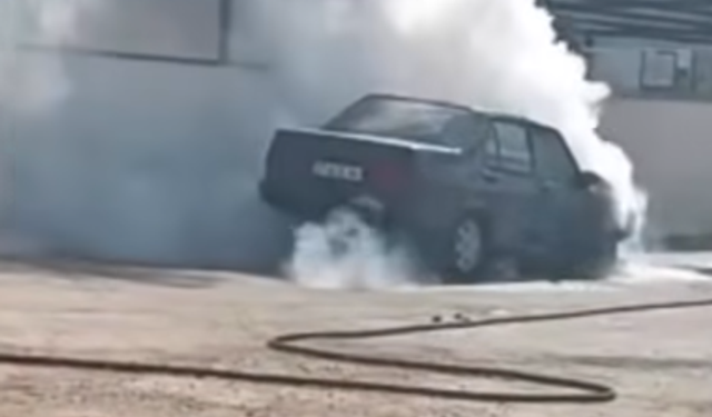 Kastamonu’da park halindeki otomobil cayır cayır yandı