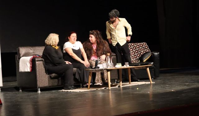 Cide’de sahnelenen tiyatro oyununda izleyicileri salon almadı