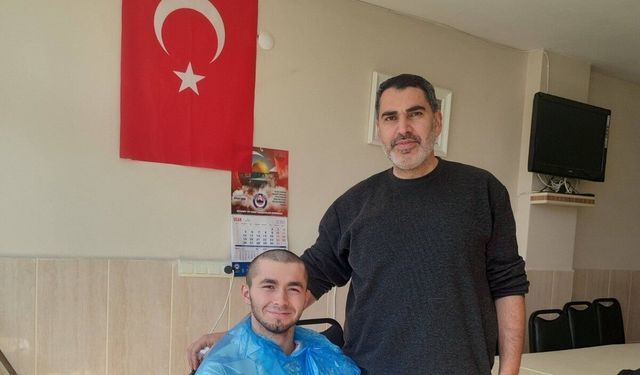 Cide’de askere giden gençlerin tıraşını köyün imamı yapıyor