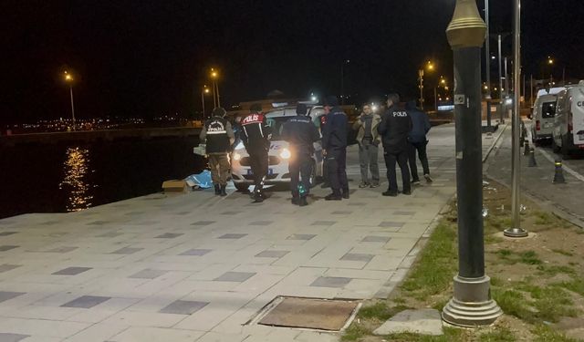 Denizde bir kişinin cansız bedeni bulundu