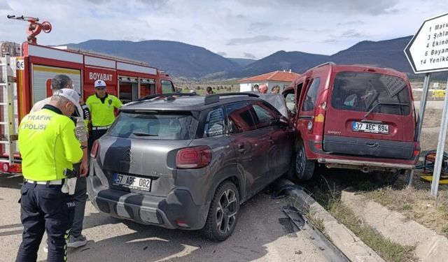 Kastamonu plakalı otomobil Boyabat’ta kazaya karıştı