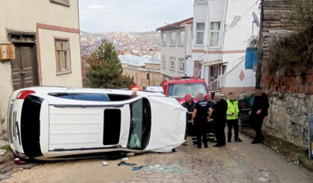 Kefeli'de otomobil devrildi: 2'si çocuk 3 kişi yaralandı