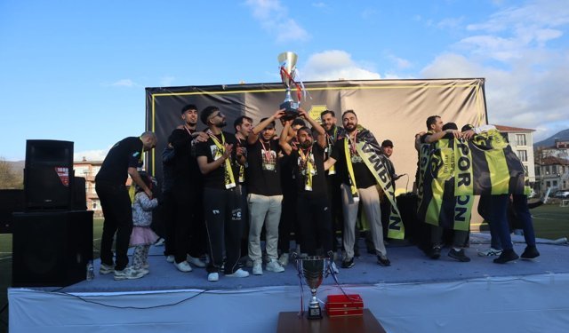 Cide Belediyespor şampiyonluk kupasını coşkuyla kaldırdı