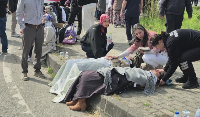 Halk otobüsü otomobilin üzerine devrildi: 46 yaralı