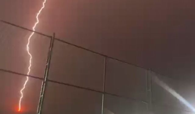 Cide’de geceyi şimşekler aydınlattı