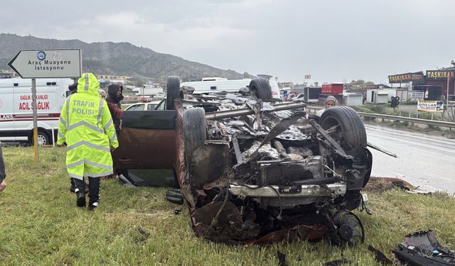 Kastamonu’da refüje çarpan cip takla attı: Can pazarı yaşandı!
