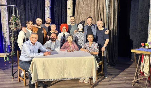 Kastamonu’da tiyatro sezonu “Ağaçlar Ayakta Ölür” ile kapandı