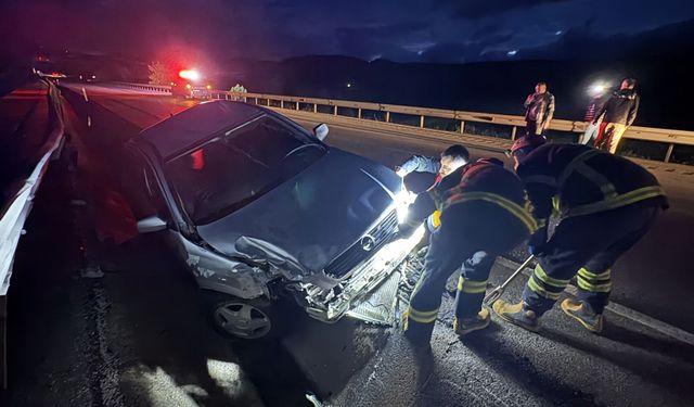 D100’de bariyerlere çarpan otomobilde 2 kişi yaralandı