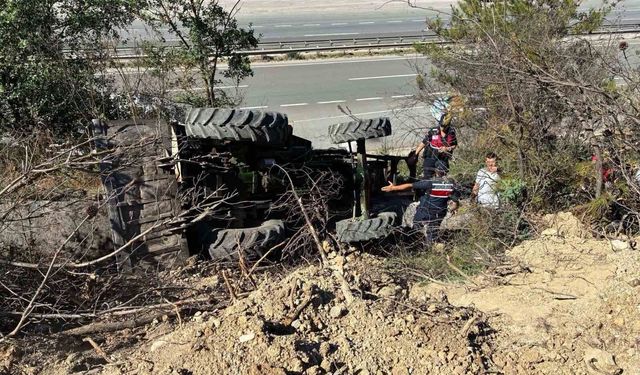Kastamonu plakalı traktör Bilecik’te devrildi: 1 kişi yaralandı