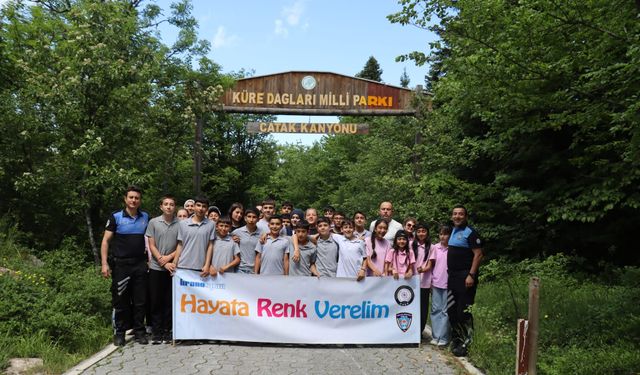 Polis ve öğrenciler doğa için bir arada