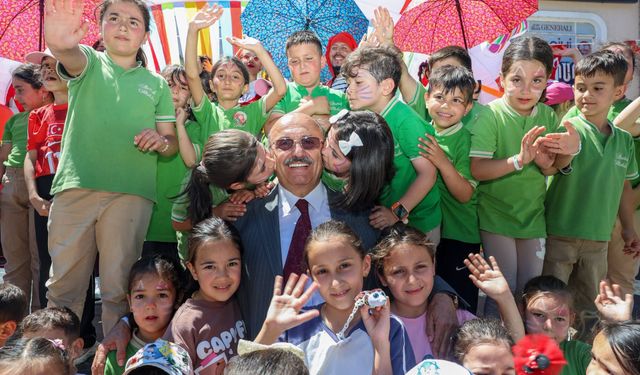 Çocukların neşesi Taşköprü Meydanı’na taştı