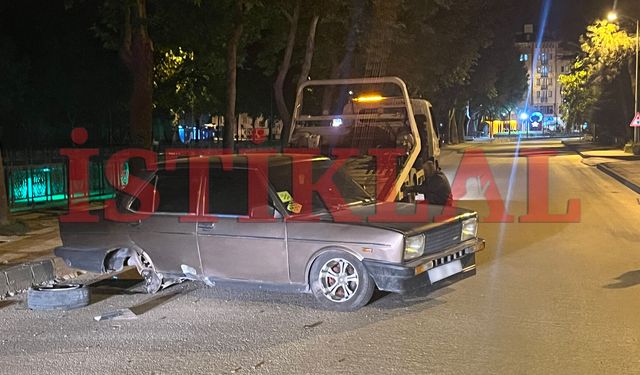 Kastamonu’da otomobil kaldırıma çarptı, tekerleği koptu!