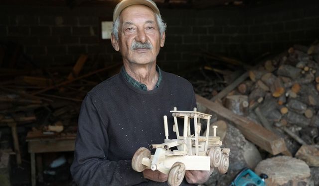 Torununa yaptığı oyuncakla Kastamonu’da ilgi odağı oldu