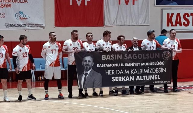 Voleybol maçında duygulandıran Serkan Altunel pankartı