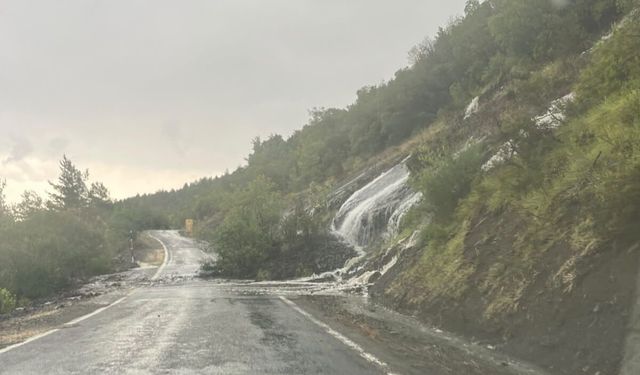 Cide afeti yaşıyor: Sahil yolunda sel sonrası heyelan