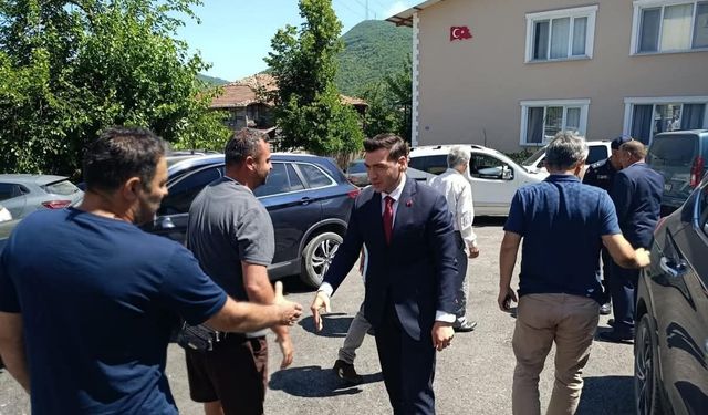 Cide Kaymakamı Atalık sahaya indi, köylülerin taleplerini dinledi