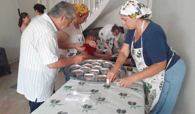 Cide’de Muhtarlar Derneği’nden 2 bin 500 kişilik aşure ikramı