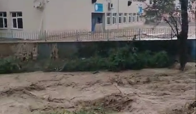 Cide'de bölge okulu sel altında kaldı