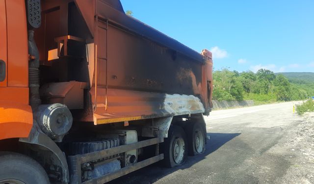 Cide'de kamyonun lastikleri bomba gibi patladı