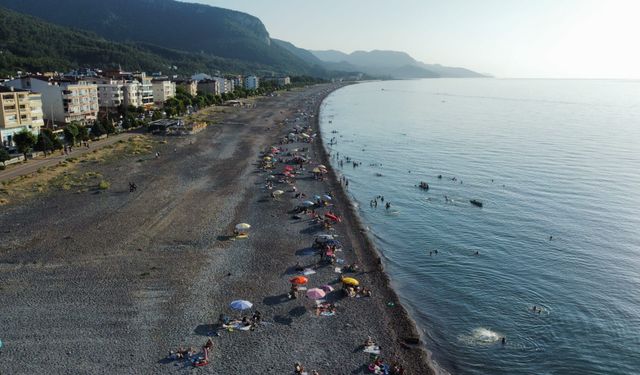 Cide'de tatilciler gün batımına kadar denizin keyfini çıkarıyor