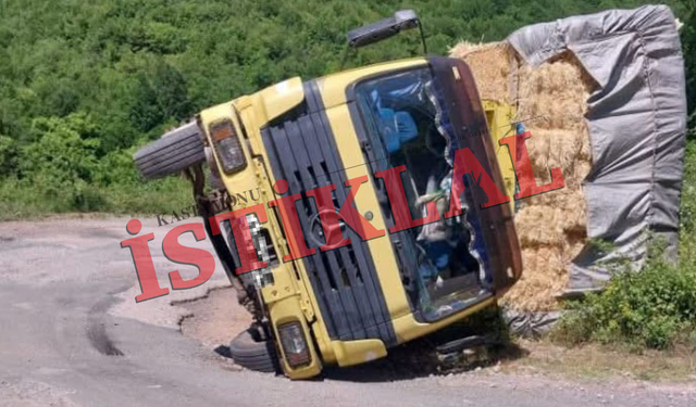 Cide’de virajı alamayan saman yüklü kamyon devrildi