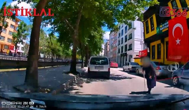 Elindeki değnekle trafiği durdurup para istiyor