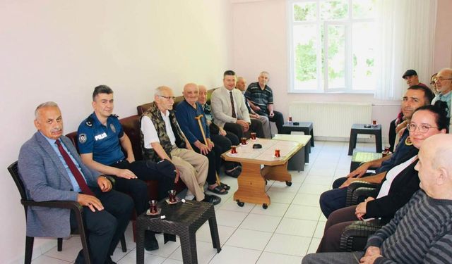 Kaymakam Uçar, huzurevi sakinlerini ziyaret etti