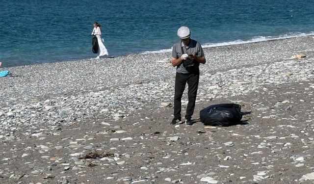 İsviçre’den gelip Kastamonu sahilini temizledi
