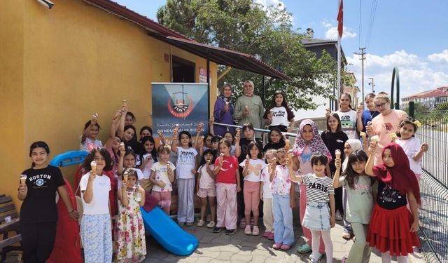 Kur’an Kursunda eğitim gören çocuklara dondurma ikramı