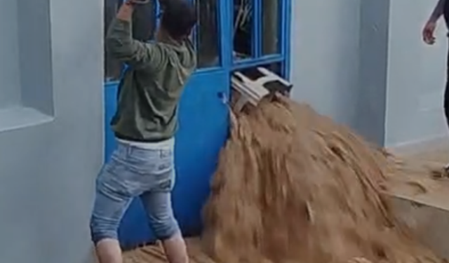 Sel Cide'de köy yemekhanesini delip geçti
