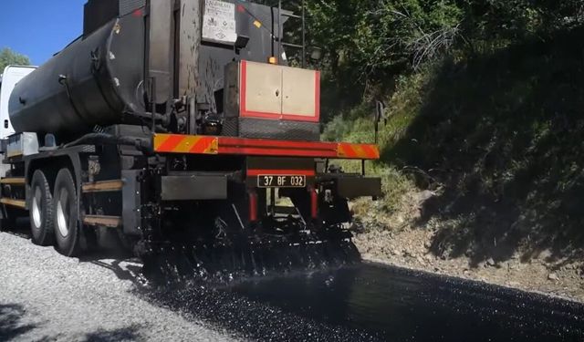 Araç’ın Güzlük köyünde asfalt mesaisi