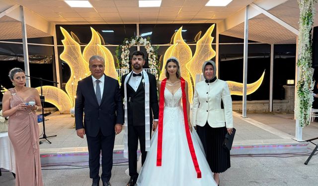 Belediye başkanları Sıla ve Mustafa'nın düğününde buluştu