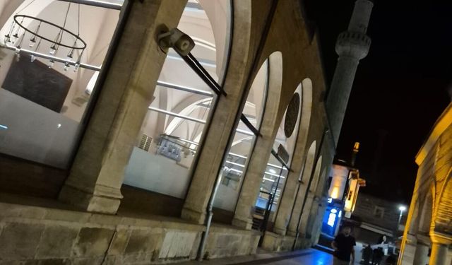 Cemaat ve ziyaretçiler tepkili: Nasrullah Camii’nde koku çilesi!