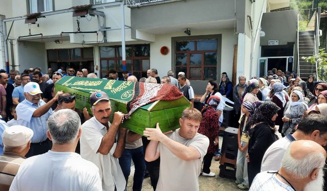 Cide'de Başkan Demir'in halası son yolculuğuna uğurlandı