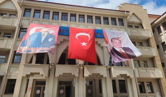 İYİ Parti açıklamasını düzeltti: Bayrak ve Atatürk posteri asılmış