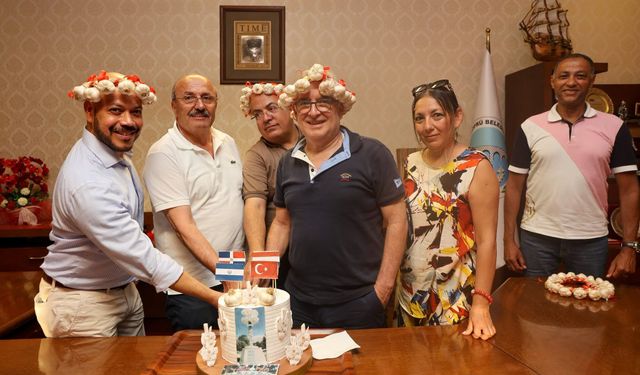 Kültürler Taşköprü'de buluştu, dostluk pastası kesildi