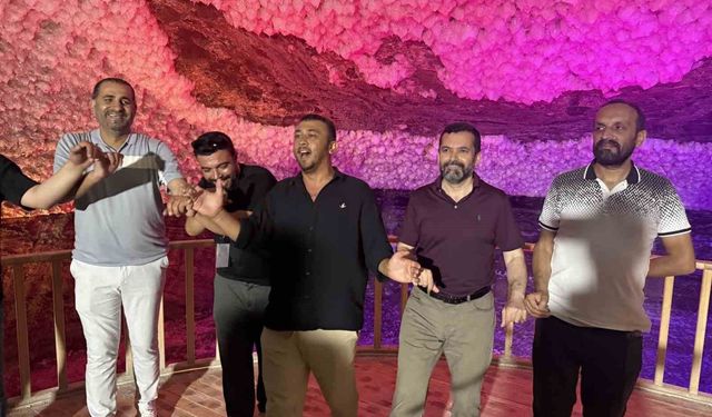 TİGAD çalıştayına katılan gazeteciler Tuz Mağarası'nda halay çekti