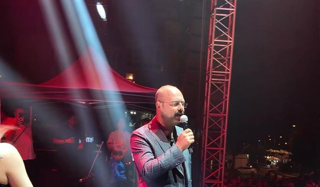 Belediye başkanı mikrofonu eline aldı, şarkı söyledi
