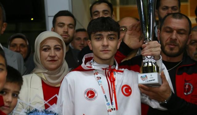 Kastamonu, İsrailli rakibini yenen dünya şampiyonunu omuzlarda karşıladı