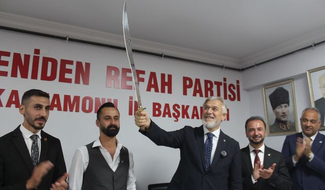 YRP Genel Sekreteri'ne Kastamonu’da Osmanlı kılıcı hediye edildi