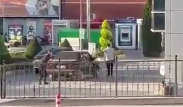 Kastamonu Belediyesi önünde kılıç ve tabancayla bekledi