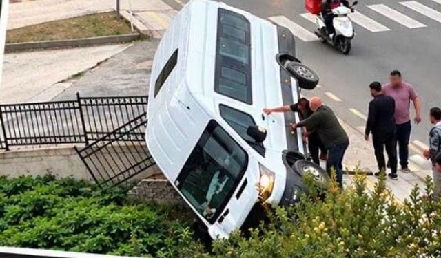 Kastamonu’da kontrolden çıkan minibüs şarampole uçtu