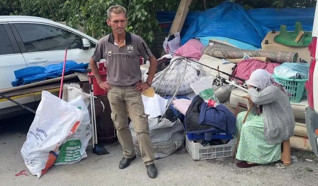 Kastamonu'da evden çıkarıldılar, eşyalarıyla otoparka sığındılar