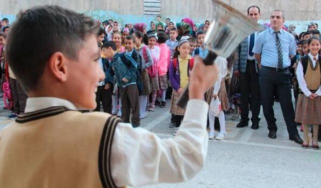 Okullarda ilk ders zili çaldı: Milyonlarca öğrenci ders başı yaptı