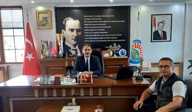 Sevilen Müdür Cide’ye veda ediyor