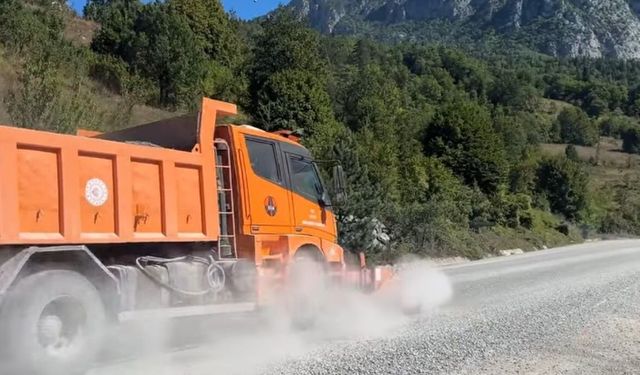 Sürücülere dikkat: İnebolu-Kastamonu yolunda mıcır mesaisi